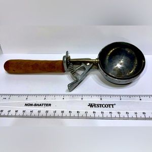 Vtg Unbranded wooden handle ice cream scoop